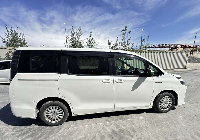 Toyota Voxy 2017/2026