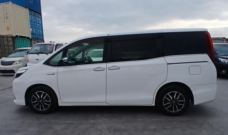 Toyota Esquire 2016/2026